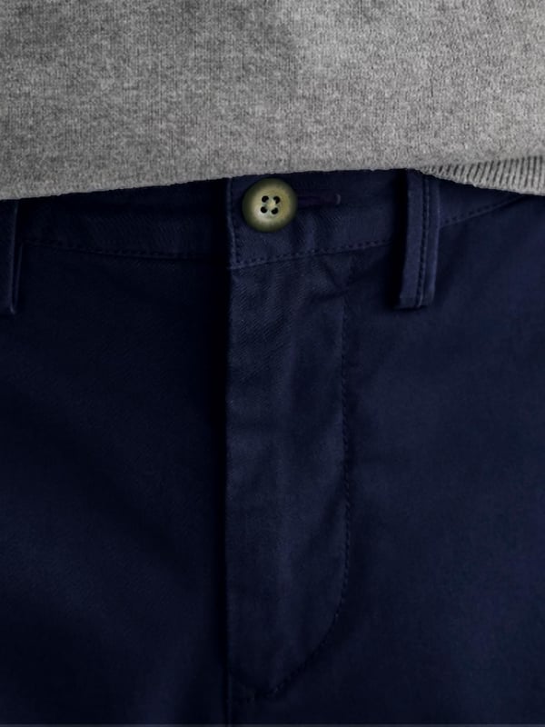 These everyday shorts are designed for comfort with a relaxed fit and a mid-rise waist. Ending just above the knee, they feature a front button closure, slanted front pockets, and double buttoned welt pockets at the back. Crafted from 100% cotton with a soft, peached finish, they’re finished with our signature GANT logo on the back right welt pocket.
