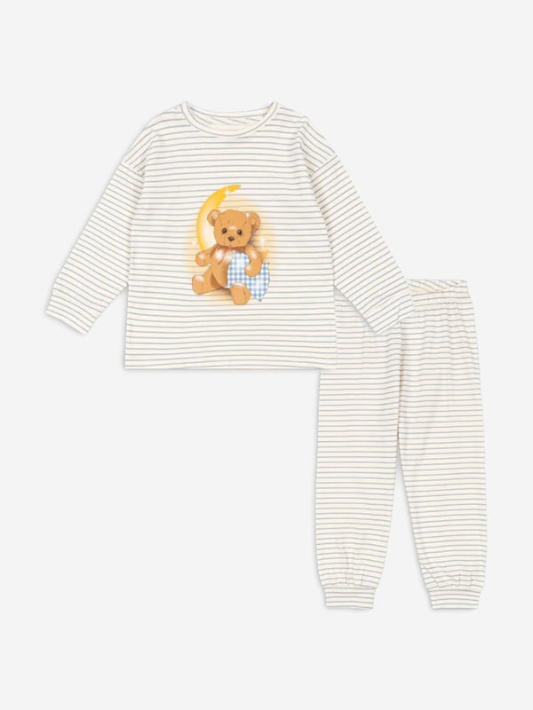 Konges Sløjd incorporate beautiful, eco-friendly technology into their charming aesthetics. This boys stripe blue pyjama set consists of a nightgown and a pair of night trousers in white with narrow, blue stripes. The nightgown has a golden print of a moon and a cute brown bear holding a cushion. The matching trousers come with an elastic edge at the waist to provide the utmost comfort. Nightgown Round Neckline, Long Sleeves, Wide Edges Trousers Wide Edges 100 Organic Cotton