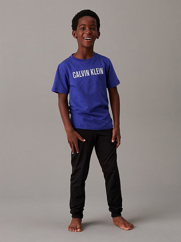 Calvin Klein Boys Pyjama Set in Multicolour Introducing the Calvin Klein Boys Pyjama Set in Multicolour, an essential for the discerning young gentleman's AW2024 wardrobe. Each piece radiates a sophisticated charm, balancing comfort with high-end style. Key features include Eye-Catching Multicolour Design Perfect for adding a splash of colour to bedtime. Premium Comfort Crafted from supremely soft fabrics for all-night comfort. Timeless Calvin Klein Styling Embrace effortless style with the iconic designer's touch.Elevate your boy's nightwear with this exquisite set from Calvin Klein Underwear. Shop now!
