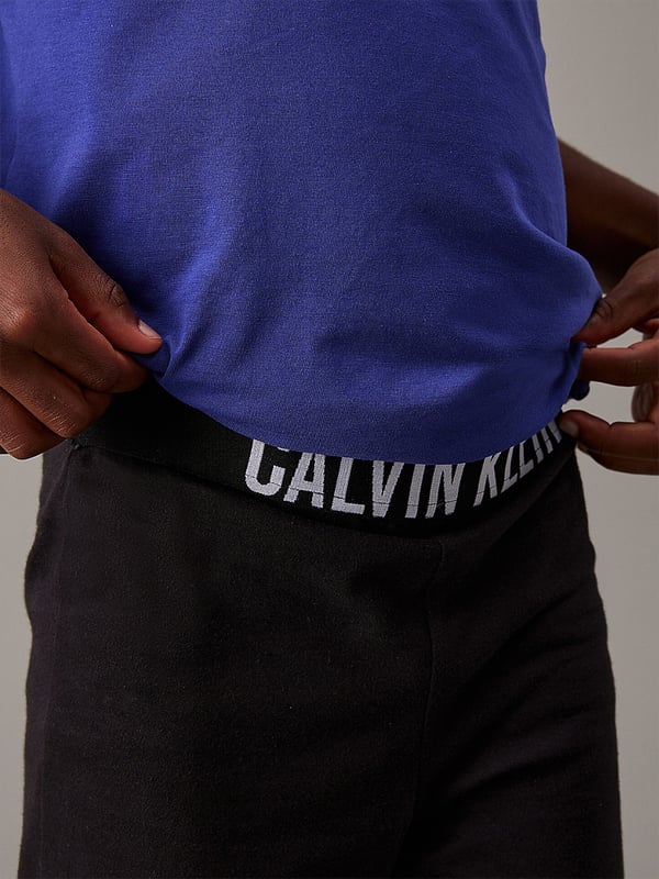 Calvin Klein Boys Pyjama Set in Multicolour Introducing the Calvin Klein Boys Pyjama Set in Multicolour, an essential for the discerning young gentleman's AW2024 wardrobe. Each piece radiates a sophisticated charm, balancing comfort with high-end style. Key features include Eye-Catching Multicolour Design Perfect for adding a splash of colour to bedtime. Premium Comfort Crafted from supremely soft fabrics for all-night comfort. Timeless Calvin Klein Styling Embrace effortless style with the iconic designer's touch.Elevate your boy's nightwear with this exquisite set from Calvin Klein Underwear. Shop now!