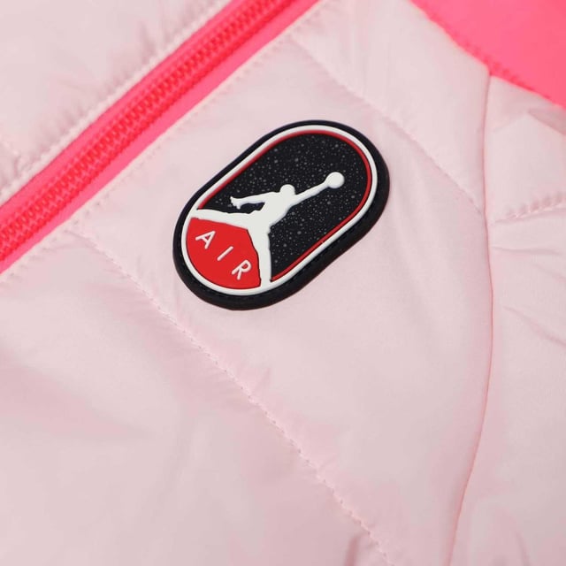 100% Polyester. Stof: Schuim. Ontwerp: Asymmetrisch, Binnendruk, Logo. Halslijn: Kap, staande kraag. Mouwtype: Met lange mouwen. Bevestiging: Ritssluiting. 0-3 maanden: 16,5 in. 3 Maanden: 17,5 in. 6 maanden: 18 in.