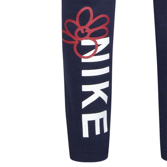 Design: Logo, Unifarben. Gewebetechnik: Dri-FIT, Feuchtigkeitsabweisend. Taschenart: Zwei Seitentaschen. Taille: Elastisch. Passform: Standardgröße.