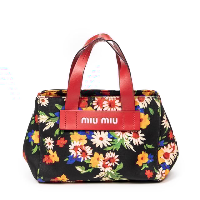 Miu Miu Bolsos Floral Tote  Bolso en Negro/Rojo Lienzo y Plata hardware. El producto esta en Excelentes Condiciones (A).
  Dimensiones: 28x20x14 cm 
  Accesorios incluidos: Card
  Notas de la correa/asa: Falta la correa, Ligeras marcas de suciedad
  BrandCo Paris encuentra artículos raros y en las mejores condiciones a precios increíbles. ¡Vale la pena tener paciencia! Compra con confianza: todos los artículos de BrandCo Paris son seleccionados y autenticados cuidadosamente por nuestro equipo de expertos.
  Todos los artículos vienen con un certificado de autenticidad y un embalaje entregado por BrandCo Paris.
  Tabla de clasificación de la condición del artículo
  N (como nuevo)
  AA (perfecto estado)
  A (excelente estado)
  AB (muy buen estado)
  B (bueno/regular)