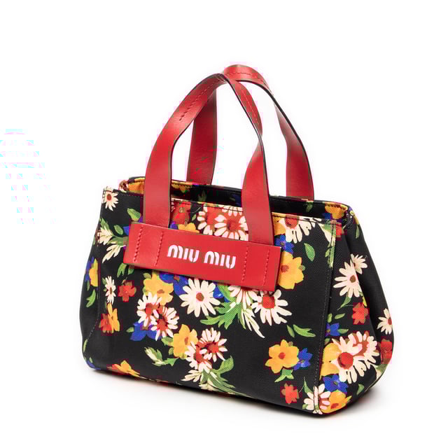 Miu Miu Bolsos Floral Tote  Bolso en Negro/Rojo Lienzo y Plata hardware. El producto esta en Excelentes Condiciones (A).
  Dimensiones: 28x20x14 cm 
  Accesorios incluidos: Card
  Notas de la correa/asa: Falta la correa, Ligeras marcas de suciedad
  BrandCo Paris encuentra artículos raros y en las mejores condiciones a precios increíbles. ¡Vale la pena tener paciencia! Compra con confianza: todos los artículos de BrandCo Paris son seleccionados y autenticados cuidadosamente por nuestro equipo de expertos.
  Todos los artículos vienen con un certificado de autenticidad y un embalaje entregado por BrandCo Paris.
  Tabla de clasificación de la condición del artículo
  N (como nuevo)
  AA (perfecto estado)
  A (excelente estado)
  AB (muy buen estado)
  B (bueno/regular)
