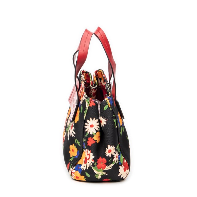 Miu Miu Bolsos Floral Tote  Bolso en Negro/Rojo Lienzo y Plata hardware. El producto esta en Excelentes Condiciones (A).
  Dimensiones: 28x20x14 cm 
  Accesorios incluidos: Card
  Notas de la correa/asa: Falta la correa, Ligeras marcas de suciedad
  BrandCo Paris encuentra artículos raros y en las mejores condiciones a precios increíbles. ¡Vale la pena tener paciencia! Compra con confianza: todos los artículos de BrandCo Paris son seleccionados y autenticados cuidadosamente por nuestro equipo de expertos.
  Todos los artículos vienen con un certificado de autenticidad y un embalaje entregado por BrandCo Paris.
  Tabla de clasificación de la condición del artículo
  N (como nuevo)
  AA (perfecto estado)
  A (excelente estado)
  AB (muy buen estado)
  B (bueno/regular)