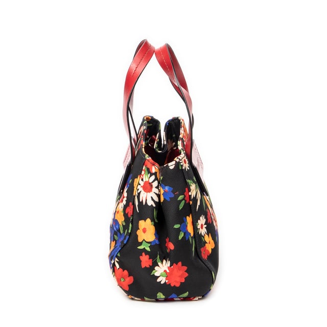 Miu Miu Bolsos Floral Tote  Bolso en Negro/Rojo Lienzo y Plata hardware. El producto esta en Excelentes Condiciones (A).
  Dimensiones: 28x20x14 cm 
  Accesorios incluidos: Card
  Notas de la correa/asa: Falta la correa, Ligeras marcas de suciedad
  BrandCo Paris encuentra artículos raros y en las mejores condiciones a precios increíbles. ¡Vale la pena tener paciencia! Compra con confianza: todos los artículos de BrandCo Paris son seleccionados y autenticados cuidadosamente por nuestro equipo de expertos.
  Todos los artículos vienen con un certificado de autenticidad y un embalaje entregado por BrandCo Paris.
  Tabla de clasificación de la condición del artículo
  N (como nuevo)
  AA (perfecto estado)
  A (excelente estado)
  AB (muy buen estado)
  B (bueno/regular)