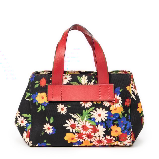 Miu Miu Bolsos Floral Tote  Bolso en Negro/Rojo Lienzo y Plata hardware. El producto esta en Excelentes Condiciones (A).
  Dimensiones: 28x20x14 cm 
  Accesorios incluidos: Card
  Notas de la correa/asa: Falta la correa, Ligeras marcas de suciedad
  BrandCo Paris encuentra artículos raros y en las mejores condiciones a precios increíbles. ¡Vale la pena tener paciencia! Compra con confianza: todos los artículos de BrandCo Paris son seleccionados y autenticados cuidadosamente por nuestro equipo de expertos.
  Todos los artículos vienen con un certificado de autenticidad y un embalaje entregado por BrandCo Paris.
  Tabla de clasificación de la condición del artículo
  N (como nuevo)
  AA (perfecto estado)
  A (excelente estado)
  AB (muy buen estado)
  B (bueno/regular)