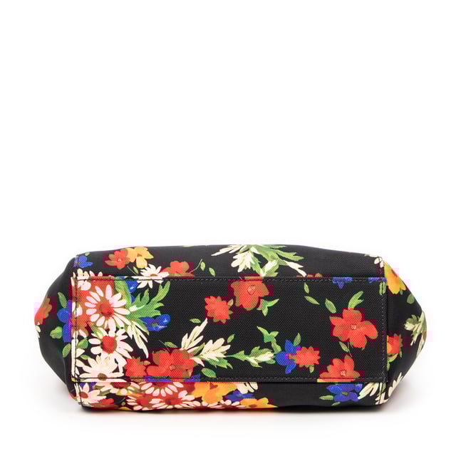 Miu Miu Bolsos Floral Tote  Bolso en Negro/Rojo Lienzo y Plata hardware. El producto esta en Excelentes Condiciones (A).
  Dimensiones: 28x20x14 cm 
  Accesorios incluidos: Card
  Notas de la correa/asa: Falta la correa, Ligeras marcas de suciedad
  BrandCo Paris encuentra artículos raros y en las mejores condiciones a precios increíbles. ¡Vale la pena tener paciencia! Compra con confianza: todos los artículos de BrandCo Paris son seleccionados y autenticados cuidadosamente por nuestro equipo de expertos.
  Todos los artículos vienen con un certificado de autenticidad y un embalaje entregado por BrandCo Paris.
  Tabla de clasificación de la condición del artículo
  N (como nuevo)
  AA (perfecto estado)
  A (excelente estado)
  AB (muy buen estado)
  B (bueno/regular)