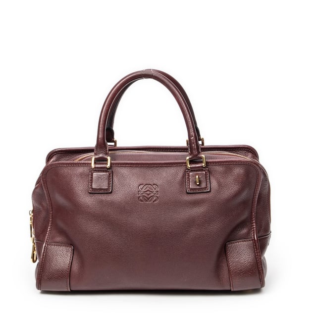 Loewe Bolsos Amazona 36 Bolso en Borgoña Piel de becerro y Oro hardware. El producto esta en Excelentes Condiciones (A).
  Dimensiones: 36x17x13 cm 
  Accesorios incluidos: Dustbag; Cadenas; Key(s)
  Notas de Exterior: Llantas ligeramente desgastadas, Ligeros rasguños en el cuerpo exterior
Notas de la correa/asa: Ligeramente descolorido
  BrandCo Paris encuentra artículos raros y en las mejores condiciones a precios increíbles. ¡Vale la pena tener paciencia! Compra con confianza: todos los artículos de BrandCo Paris son seleccionados y autenticados cuidadosamente por nuestro equipo de expertos.
  Todos los artículos vienen con un certificado de autenticidad y un embalaje entregado por BrandCo Paris.
  Tabla de clasificación de la condición del artículo
  N (como nuevo)
  AA (perfecto estado)
  A (excelente estado)
  AB (muy buen estado)
  B (bueno/regular)