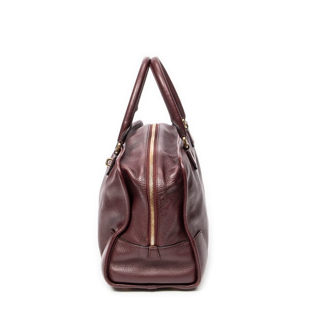 Loewe Bolsos Amazona 36 Bolso en Borgoña Piel de becerro y Oro hardware. El producto esta en Excelentes Condiciones (A).
  Dimensiones: 36x17x13 cm 
  Accesorios incluidos: Dustbag; Cadenas; Key(s)
  Notas de Exterior: Llantas ligeramente desgastadas, Ligeros rasguños en el cuerpo exterior
Notas de la correa/asa: Ligeramente descolorido
  BrandCo Paris encuentra artículos raros y en las mejores condiciones a precios increíbles. ¡Vale la pena tener paciencia! Compra con confianza: todos los artículos de BrandCo Paris son seleccionados y autenticados cuidadosamente por nuestro equipo de expertos.
  Todos los artículos vienen con un certificado de autenticidad y un embalaje entregado por BrandCo Paris.
  Tabla de clasificación de la condición del artículo
  N (como nuevo)
  AA (perfecto estado)
  A (excelente estado)
  AB (muy buen estado)
  B (bueno/regular)