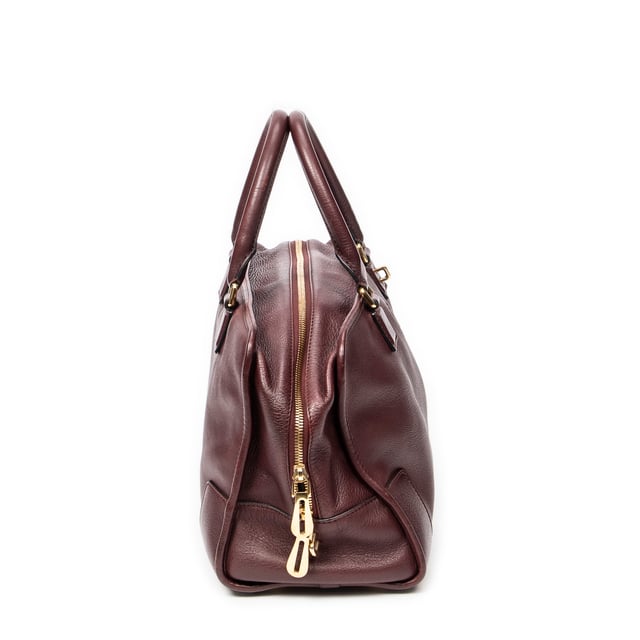 Loewe Bolsos Amazona 36 Bolso en Borgoña Piel de becerro y Oro hardware. El producto esta en Excelentes Condiciones (A).
  Dimensiones: 36x17x13 cm 
  Accesorios incluidos: Dustbag; Cadenas; Key(s)
  Notas de Exterior: Llantas ligeramente desgastadas, Ligeros rasguños en el cuerpo exterior
Notas de la correa/asa: Ligeramente descolorido
  BrandCo Paris encuentra artículos raros y en las mejores condiciones a precios increíbles. ¡Vale la pena tener paciencia! Compra con confianza: todos los artículos de BrandCo Paris son seleccionados y autenticados cuidadosamente por nuestro equipo de expertos.
  Todos los artículos vienen con un certificado de autenticidad y un embalaje entregado por BrandCo Paris.
  Tabla de clasificación de la condición del artículo
  N (como nuevo)
  AA (perfecto estado)
  A (excelente estado)
  AB (muy buen estado)
  B (bueno/regular)