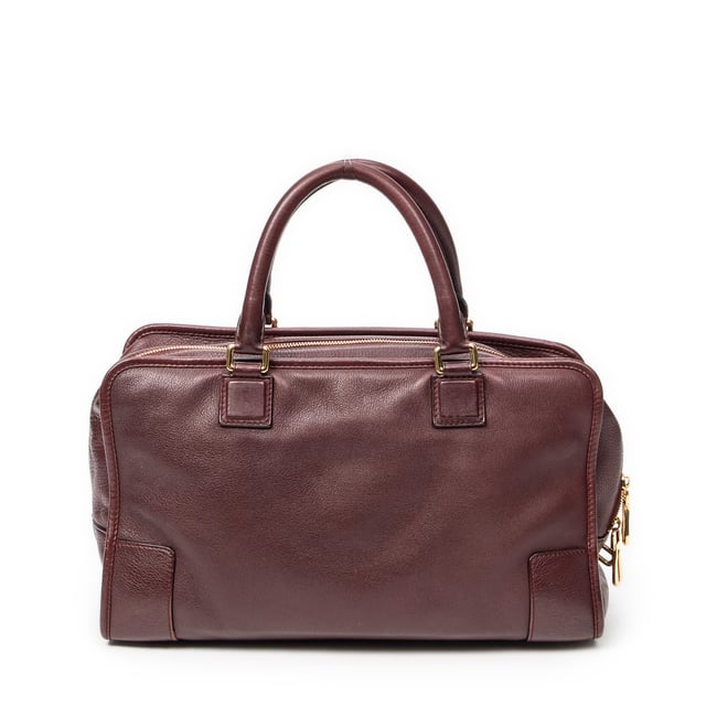 Loewe Bolsos Amazona 36 Bolso en Borgoña Piel de becerro y Oro hardware. El producto esta en Excelentes Condiciones (A).
  Dimensiones: 36x17x13 cm 
  Accesorios incluidos: Dustbag; Cadenas; Key(s)
  Notas de Exterior: Llantas ligeramente desgastadas, Ligeros rasguños en el cuerpo exterior
Notas de la correa/asa: Ligeramente descolorido
  BrandCo Paris encuentra artículos raros y en las mejores condiciones a precios increíbles. ¡Vale la pena tener paciencia! Compra con confianza: todos los artículos de BrandCo Paris son seleccionados y autenticados cuidadosamente por nuestro equipo de expertos.
  Todos los artículos vienen con un certificado de autenticidad y un embalaje entregado por BrandCo Paris.
  Tabla de clasificación de la condición del artículo
  N (como nuevo)
  AA (perfecto estado)
  A (excelente estado)
  AB (muy buen estado)
  B (bueno/regular)