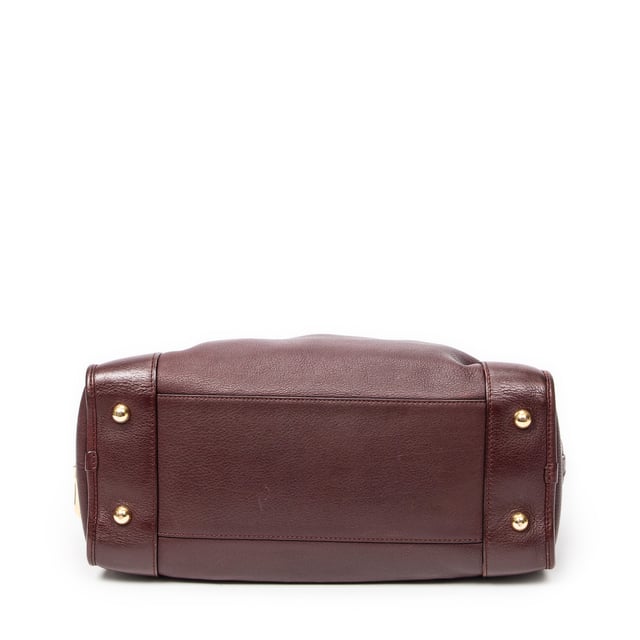 Loewe Bolsos Amazona 36 Bolso en Borgoña Piel de becerro y Oro hardware. El producto esta en Excelentes Condiciones (A).
  Dimensiones: 36x17x13 cm 
  Accesorios incluidos: Dustbag; Cadenas; Key(s)
  Notas de Exterior: Llantas ligeramente desgastadas, Ligeros rasguños en el cuerpo exterior
Notas de la correa/asa: Ligeramente descolorido
  BrandCo Paris encuentra artículos raros y en las mejores condiciones a precios increíbles. ¡Vale la pena tener paciencia! Compra con confianza: todos los artículos de BrandCo Paris son seleccionados y autenticados cuidadosamente por nuestro equipo de expertos.
  Todos los artículos vienen con un certificado de autenticidad y un embalaje entregado por BrandCo Paris.
  Tabla de clasificación de la condición del artículo
  N (como nuevo)
  AA (perfecto estado)
  A (excelente estado)
  AB (muy buen estado)
  B (bueno/regular)