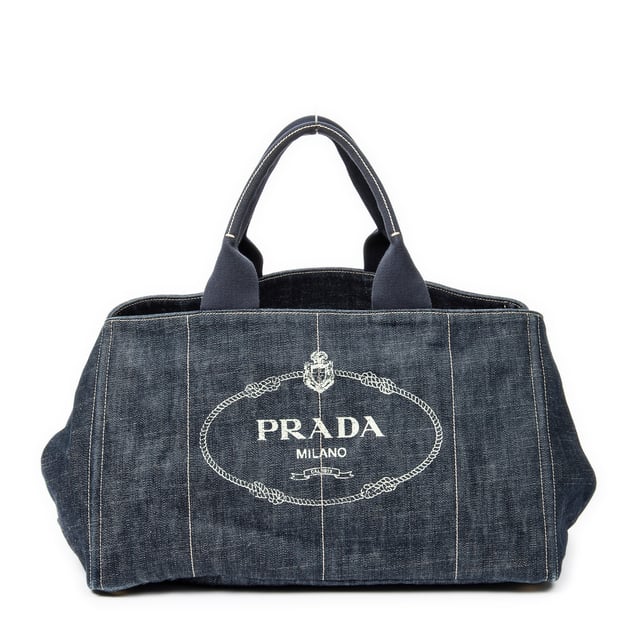 Large Canapa Tote Handtasche Prada Taschen Large Canapa Tote Handtasche und Blau Leinwand und Gold hardware. Das Produkt ist auf in ausgezeichnetem Zustand (A).
Abmessungen: 40x24x25 cm
Zubehör inklusive: Dustbag
Äußere Hinweise: Leichte Schrammen an den unteren Ecken
Innenhinweise: Parfümgeruch
Hinweise zu Riemen/Griff: Leicht abgenutzt
BrandCo Paris hat seltene Artikel und die besten Konditionen zu unglaublichen Preisen vorgestellt. Geduld lohnt sich! Kaufen Sie mit Vertrauen: Alle Artikel von BrandCo Paris sind von unserem Expertenteam ausgewählt und authentisch.
Alle Artikel enthalten ein Echtheitszertifikat und wurden von BrandCo Paris übernommen.
Tabelle zur Klassifizierung des Artikelzustands
N (wie neu)
AA (perfekter Zustand)
A (ausgezeichneter Zustand)
AB (sehr guter Zustand)
B (gut/mittelmäßig)