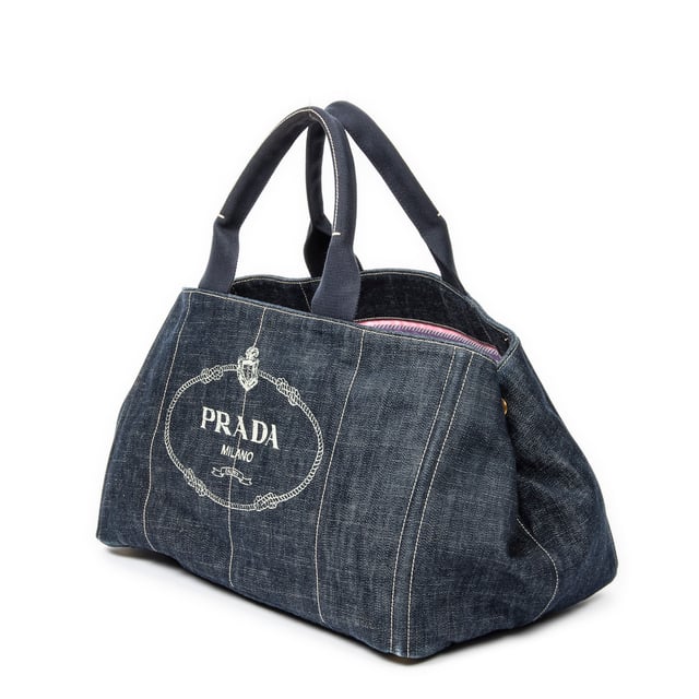 Large Canapa Tote Handtasche Prada Taschen Large Canapa Tote Handtasche und Blau Leinwand und Gold hardware. Das Produkt ist auf in ausgezeichnetem Zustand (A).
Abmessungen: 40x24x25 cm
Zubehör inklusive: Dustbag
Äußere Hinweise: Leichte Schrammen an den unteren Ecken
Innenhinweise: Parfümgeruch
Hinweise zu Riemen/Griff: Leicht abgenutzt
BrandCo Paris hat seltene Artikel und die besten Konditionen zu unglaublichen Preisen vorgestellt. Geduld lohnt sich! Kaufen Sie mit Vertrauen: Alle Artikel von BrandCo Paris sind von unserem Expertenteam ausgewählt und authentisch.
Alle Artikel enthalten ein Echtheitszertifikat und wurden von BrandCo Paris übernommen.
Tabelle zur Klassifizierung des Artikelzustands
N (wie neu)
AA (perfekter Zustand)
A (ausgezeichneter Zustand)
AB (sehr guter Zustand)
B (gut/mittelmäßig)