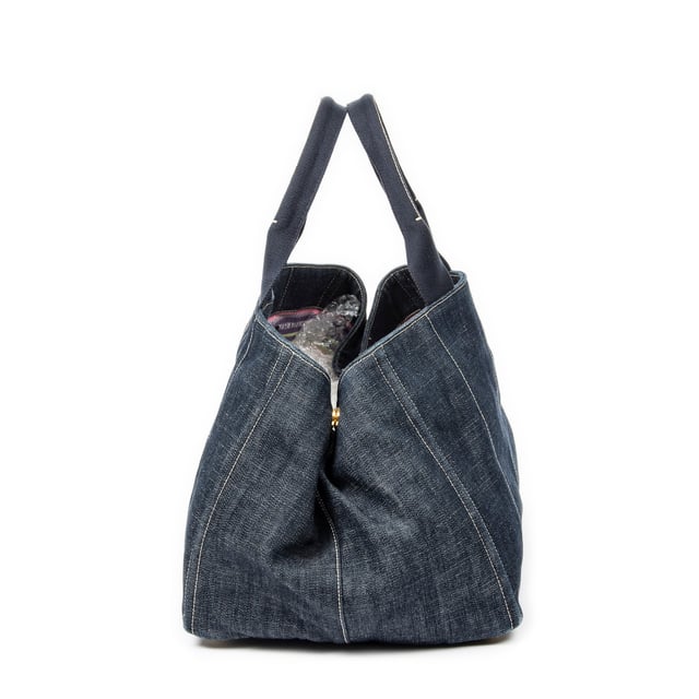 Large Canapa Tote Handtasche Prada Taschen Large Canapa Tote Handtasche und Blau Leinwand und Gold hardware. Das Produkt ist auf in ausgezeichnetem Zustand (A).
Abmessungen: 40x24x25 cm
Zubehör inklusive: Dustbag
Äußere Hinweise: Leichte Schrammen an den unteren Ecken
Innenhinweise: Parfümgeruch
Hinweise zu Riemen/Griff: Leicht abgenutzt
BrandCo Paris hat seltene Artikel und die besten Konditionen zu unglaublichen Preisen vorgestellt. Geduld lohnt sich! Kaufen Sie mit Vertrauen: Alle Artikel von BrandCo Paris sind von unserem Expertenteam ausgewählt und authentisch.
Alle Artikel enthalten ein Echtheitszertifikat und wurden von BrandCo Paris übernommen.
Tabelle zur Klassifizierung des Artikelzustands
N (wie neu)
AA (perfekter Zustand)
A (ausgezeichneter Zustand)
AB (sehr guter Zustand)
B (gut/mittelmäßig)
