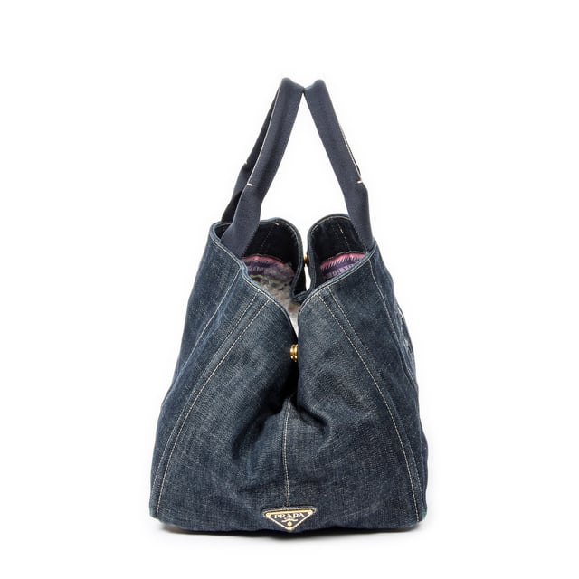 Large Canapa Tote Handtasche Prada Taschen Large Canapa Tote Handtasche und Blau Leinwand und Gold hardware. Das Produkt ist auf in ausgezeichnetem Zustand (A).
Abmessungen: 40x24x25 cm
Zubehör inklusive: Dustbag
Äußere Hinweise: Leichte Schrammen an den unteren Ecken
Innenhinweise: Parfümgeruch
Hinweise zu Riemen/Griff: Leicht abgenutzt
BrandCo Paris hat seltene Artikel und die besten Konditionen zu unglaublichen Preisen vorgestellt. Geduld lohnt sich! Kaufen Sie mit Vertrauen: Alle Artikel von BrandCo Paris sind von unserem Expertenteam ausgewählt und authentisch.
Alle Artikel enthalten ein Echtheitszertifikat und wurden von BrandCo Paris übernommen.
Tabelle zur Klassifizierung des Artikelzustands
N (wie neu)
AA (perfekter Zustand)
A (ausgezeichneter Zustand)
AB (sehr guter Zustand)
B (gut/mittelmäßig)