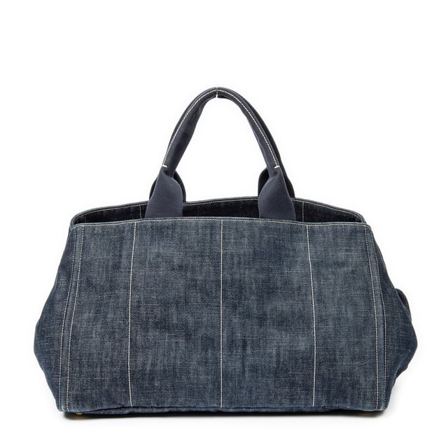 Large Canapa Tote Handtasche Prada Taschen Large Canapa Tote Handtasche und Blau Leinwand und Gold hardware. Das Produkt ist auf in ausgezeichnetem Zustand (A).
Abmessungen: 40x24x25 cm
Zubehör inklusive: Dustbag
Äußere Hinweise: Leichte Schrammen an den unteren Ecken
Innenhinweise: Parfümgeruch
Hinweise zu Riemen/Griff: Leicht abgenutzt
BrandCo Paris hat seltene Artikel und die besten Konditionen zu unglaublichen Preisen vorgestellt. Geduld lohnt sich! Kaufen Sie mit Vertrauen: Alle Artikel von BrandCo Paris sind von unserem Expertenteam ausgewählt und authentisch.
Alle Artikel enthalten ein Echtheitszertifikat und wurden von BrandCo Paris übernommen.
Tabelle zur Klassifizierung des Artikelzustands
N (wie neu)
AA (perfekter Zustand)
A (ausgezeichneter Zustand)
AB (sehr guter Zustand)
B (gut/mittelmäßig)