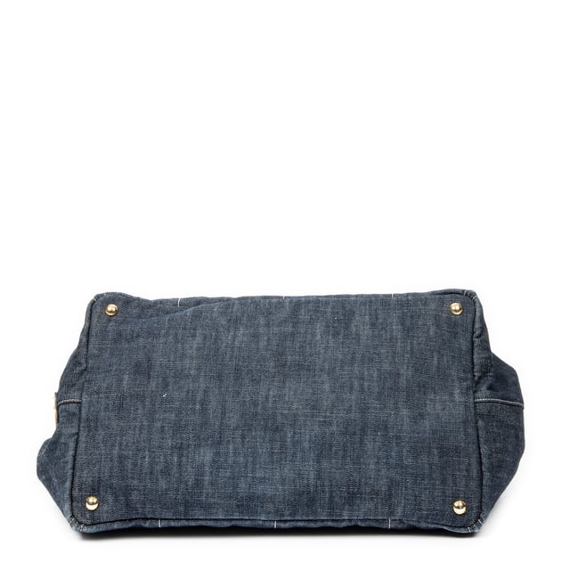 Large Canapa Tote Handtasche Prada Taschen Large Canapa Tote Handtasche und Blau Leinwand und Gold hardware. Das Produkt ist auf in ausgezeichnetem Zustand (A).
Abmessungen: 40x24x25 cm
Zubehör inklusive: Dustbag
Äußere Hinweise: Leichte Schrammen an den unteren Ecken
Innenhinweise: Parfümgeruch
Hinweise zu Riemen/Griff: Leicht abgenutzt
BrandCo Paris hat seltene Artikel und die besten Konditionen zu unglaublichen Preisen vorgestellt. Geduld lohnt sich! Kaufen Sie mit Vertrauen: Alle Artikel von BrandCo Paris sind von unserem Expertenteam ausgewählt und authentisch.
Alle Artikel enthalten ein Echtheitszertifikat und wurden von BrandCo Paris übernommen.
Tabelle zur Klassifizierung des Artikelzustands
N (wie neu)
AA (perfekter Zustand)
A (ausgezeichneter Zustand)
AB (sehr guter Zustand)
B (gut/mittelmäßig)