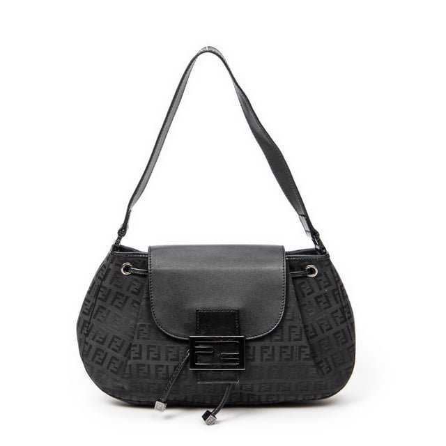 Fendi Drawstring Flap Hobo en Negro Lienzo Fendi Bolsos Drawstring Flap Hobo Bolso de hombro en Negro Lienzo y Plata hardware. El producto esta en Excelentes Condiciones (A).
Dimensiones: 29x19x5 cm
Accesorios incluidos: Dustbag
Notas de Exterior: Ligeros rasguños en el cuerpo exterior
Notas de Hardware: Ligeros rasguños en la placa del logotipo
Notas de la correa/asa: Ligeramente usado
BrandCo Paris encuentra artículos raros y en las mejores condiciones a precios increíbles. ¡Vale la pena tener paciencia! Compra con confianza: todos los artículos de BrandCo Paris son seleccionados y autenticados cuidadosamente por nuestro equipo de expertos.
Todos los artículos vienen con un certificado de autenticidad y un embalaje entregado por BrandCo Paris.
Tabla de clasificación de la condición del artículo
N (como nuevo)
AA (perfecto estado)
A (excelente estado)
AB (muy buen estado)
B (bueno/regular)