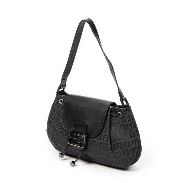 Fendi Drawstring Flap Hobo en Negro Lienzo Fendi Bolsos Drawstring Flap Hobo Bolso de hombro en Negro Lienzo y Plata hardware. El producto esta en Excelentes Condiciones (A).
Dimensiones: 29x19x5 cm
Accesorios incluidos: Dustbag
Notas de Exterior: Ligeros rasguños en el cuerpo exterior
Notas de Hardware: Ligeros rasguños en la placa del logotipo
Notas de la correa/asa: Ligeramente usado
BrandCo Paris encuentra artículos raros y en las mejores condiciones a precios increíbles. ¡Vale la pena tener paciencia! Compra con confianza: todos los artículos de BrandCo Paris son seleccionados y autenticados cuidadosamente por nuestro equipo de expertos.
Todos los artículos vienen con un certificado de autenticidad y un embalaje entregado por BrandCo Paris.
Tabla de clasificación de la condición del artículo
N (como nuevo)
AA (perfecto estado)
A (excelente estado)
AB (muy buen estado)
B (bueno/regular)