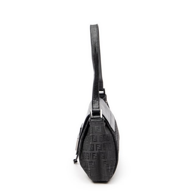 Fendi Drawstring Flap Hobo en Negro Lienzo Fendi Bolsos Drawstring Flap Hobo Bolso de hombro en Negro Lienzo y Plata hardware. El producto esta en Excelentes Condiciones (A).
Dimensiones: 29x19x5 cm
Accesorios incluidos: Dustbag
Notas de Exterior: Ligeros rasguños en el cuerpo exterior
Notas de Hardware: Ligeros rasguños en la placa del logotipo
Notas de la correa/asa: Ligeramente usado
BrandCo Paris encuentra artículos raros y en las mejores condiciones a precios increíbles. ¡Vale la pena tener paciencia! Compra con confianza: todos los artículos de BrandCo Paris son seleccionados y autenticados cuidadosamente por nuestro equipo de expertos.
Todos los artículos vienen con un certificado de autenticidad y un embalaje entregado por BrandCo Paris.
Tabla de clasificación de la condición del artículo
N (como nuevo)
AA (perfecto estado)
A (excelente estado)
AB (muy buen estado)
B (bueno/regular)