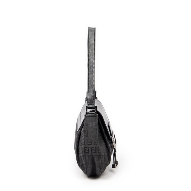 Fendi Drawstring Flap Hobo en Negro Lienzo Fendi Bolsos Drawstring Flap Hobo Bolso de hombro en Negro Lienzo y Plata hardware. El producto esta en Excelentes Condiciones (A).
Dimensiones: 29x19x5 cm
Accesorios incluidos: Dustbag
Notas de Exterior: Ligeros rasguños en el cuerpo exterior
Notas de Hardware: Ligeros rasguños en la placa del logotipo
Notas de la correa/asa: Ligeramente usado
BrandCo Paris encuentra artículos raros y en las mejores condiciones a precios increíbles. ¡Vale la pena tener paciencia! Compra con confianza: todos los artículos de BrandCo Paris son seleccionados y autenticados cuidadosamente por nuestro equipo de expertos.
Todos los artículos vienen con un certificado de autenticidad y un embalaje entregado por BrandCo Paris.
Tabla de clasificación de la condición del artículo
N (como nuevo)
AA (perfecto estado)
A (excelente estado)
AB (muy buen estado)
B (bueno/regular)