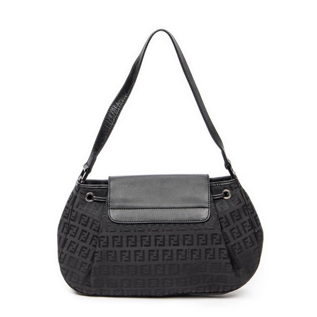 Fendi Drawstring Flap Hobo en Negro Lienzo Fendi Bolsos Drawstring Flap Hobo Bolso de hombro en Negro Lienzo y Plata hardware. El producto esta en Excelentes Condiciones (A).
Dimensiones: 29x19x5 cm
Accesorios incluidos: Dustbag
Notas de Exterior: Ligeros rasguños en el cuerpo exterior
Notas de Hardware: Ligeros rasguños en la placa del logotipo
Notas de la correa/asa: Ligeramente usado
BrandCo Paris encuentra artículos raros y en las mejores condiciones a precios increíbles. ¡Vale la pena tener paciencia! Compra con confianza: todos los artículos de BrandCo Paris son seleccionados y autenticados cuidadosamente por nuestro equipo de expertos.
Todos los artículos vienen con un certificado de autenticidad y un embalaje entregado por BrandCo Paris.
Tabla de clasificación de la condición del artículo
N (como nuevo)
AA (perfecto estado)
A (excelente estado)
AB (muy buen estado)
B (bueno/regular)