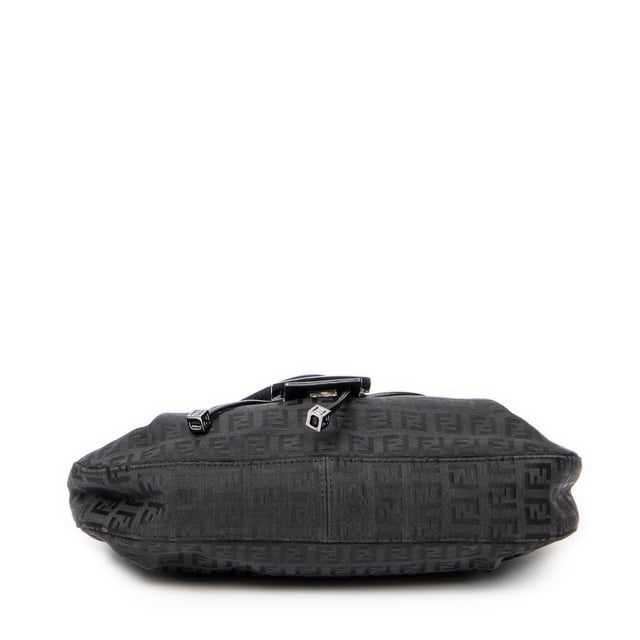 Fendi Drawstring Flap Hobo en Negro Lienzo Fendi Bolsos Drawstring Flap Hobo Bolso de hombro en Negro Lienzo y Plata hardware. El producto esta en Excelentes Condiciones (A).
Dimensiones: 29x19x5 cm
Accesorios incluidos: Dustbag
Notas de Exterior: Ligeros rasguños en el cuerpo exterior
Notas de Hardware: Ligeros rasguños en la placa del logotipo
Notas de la correa/asa: Ligeramente usado
BrandCo Paris encuentra artículos raros y en las mejores condiciones a precios increíbles. ¡Vale la pena tener paciencia! Compra con confianza: todos los artículos de BrandCo Paris son seleccionados y autenticados cuidadosamente por nuestro equipo de expertos.
Todos los artículos vienen con un certificado de autenticidad y un embalaje entregado por BrandCo Paris.
Tabla de clasificación de la condición del artículo
N (como nuevo)
AA (perfecto estado)
A (excelente estado)
AB (muy buen estado)
B (bueno/regular)
