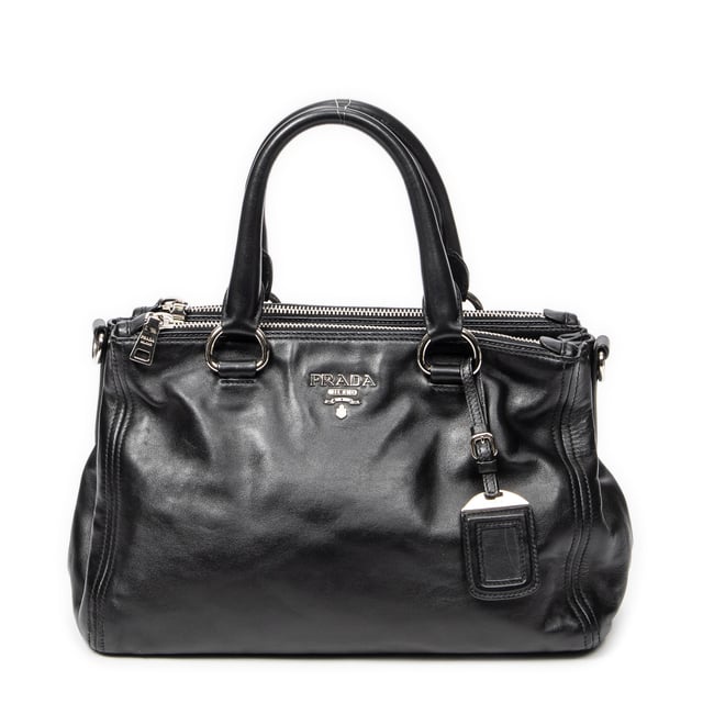 Convertible Double Zip Tote Umhängetasche Prada Taschen Convertible Double Zip Tote Umhängetasche und Schwarz Kalbsleder und Silber hardware. Das Produkt ist auf in ausgezeichnetem Zustand (A).
Abmessungen: 32x20x14 cm
Zubehör inklusive: Card; Dustbag; Strap; Luggage Tag
Äußere Hinweise: Leichte Risse an den oberen Ecken, Leichte Schrammen an den unteren Ecken
BrandCo Paris hat seltene Artikel und die besten Konditionen zu unglaublichen Preisen vorgestellt. Geduld lohnt sich! Kaufen Sie mit Vertrauen: Alle Artikel von BrandCo Paris sind von unserem Expertenteam ausgewählt und authentisch.
Alle Artikel enthalten ein Echtheitszertifikat und wurden von BrandCo Paris übernommen.
Tabelle zur Klassifizierung des Artikelzustands
N (wie neu)
AA (perfekter Zustand)
A (ausgezeichneter Zustand)
AB (sehr guter Zustand)
B (gut/mittelmäßig)