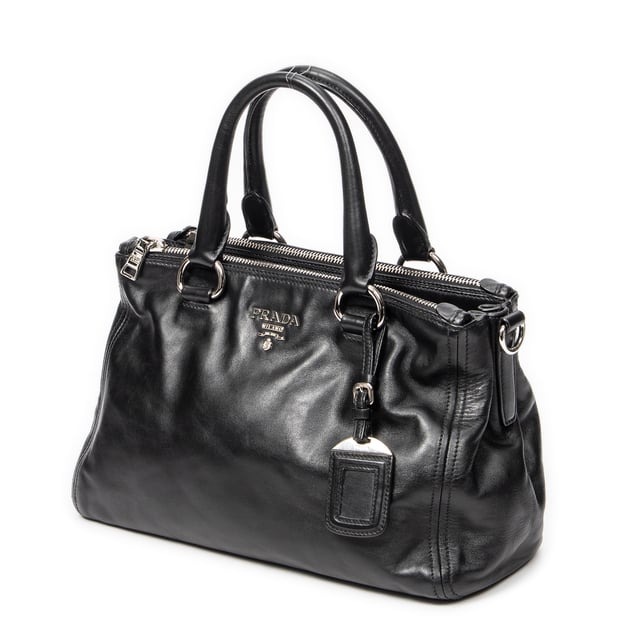 Convertible Double Zip Tote Umhängetasche Prada Taschen Convertible Double Zip Tote Umhängetasche und Schwarz Kalbsleder und Silber hardware. Das Produkt ist auf in ausgezeichnetem Zustand (A).
Abmessungen: 32x20x14 cm
Zubehör inklusive: Card; Dustbag; Strap; Luggage Tag
Äußere Hinweise: Leichte Risse an den oberen Ecken, Leichte Schrammen an den unteren Ecken
BrandCo Paris hat seltene Artikel und die besten Konditionen zu unglaublichen Preisen vorgestellt. Geduld lohnt sich! Kaufen Sie mit Vertrauen: Alle Artikel von BrandCo Paris sind von unserem Expertenteam ausgewählt und authentisch.
Alle Artikel enthalten ein Echtheitszertifikat und wurden von BrandCo Paris übernommen.
Tabelle zur Klassifizierung des Artikelzustands
N (wie neu)
AA (perfekter Zustand)
A (ausgezeichneter Zustand)
AB (sehr guter Zustand)
B (gut/mittelmäßig)