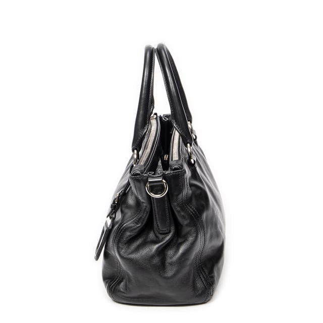 Convertible Double Zip Tote Umhängetasche Prada Taschen Convertible Double Zip Tote Umhängetasche und Schwarz Kalbsleder und Silber hardware. Das Produkt ist auf in ausgezeichnetem Zustand (A).
Abmessungen: 32x20x14 cm
Zubehör inklusive: Card; Dustbag; Strap; Luggage Tag
Äußere Hinweise: Leichte Risse an den oberen Ecken, Leichte Schrammen an den unteren Ecken
BrandCo Paris hat seltene Artikel und die besten Konditionen zu unglaublichen Preisen vorgestellt. Geduld lohnt sich! Kaufen Sie mit Vertrauen: Alle Artikel von BrandCo Paris sind von unserem Expertenteam ausgewählt und authentisch.
Alle Artikel enthalten ein Echtheitszertifikat und wurden von BrandCo Paris übernommen.
Tabelle zur Klassifizierung des Artikelzustands
N (wie neu)
AA (perfekter Zustand)
A (ausgezeichneter Zustand)
AB (sehr guter Zustand)
B (gut/mittelmäßig)