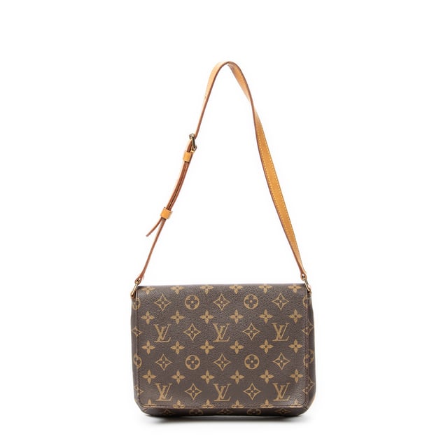 Louis Vuitton Bolsos Musette Tango  Bolso de hombro en Marrón Lona recubierta y Latón dorado hardware. El producto esta en Excelentes Condiciones (A).
  Dimensiones: 25x19x3 cm 
  Accesorios incluidos: None
  Notas de la correa/asa: Ligeras marcas de agua
  BrandCo Paris encuentra artículos raros y en las mejores condiciones a precios increíbles. ¡Vale la pena tener paciencia! Compra con confianza: todos los artículos de BrandCo Paris son seleccionados y autenticados cuidadosamente por nuestro equipo de expertos.
  Todos los artículos vienen con un certificado de autenticidad y un embalaje entregado por BrandCo Paris.
  Tabla de clasificación de la condición del artículo
  N (como nuevo)
  AA (perfecto estado)
  A (excelente estado)
  AB (muy buen estado)
  B (bueno/regular)