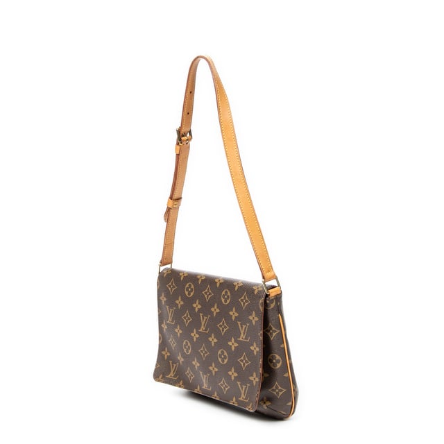 Louis Vuitton Bolsos Musette Tango  Bolso de hombro en Marrón Lona recubierta y Latón dorado hardware. El producto esta en Excelentes Condiciones (A).
  Dimensiones: 25x19x3 cm 
  Accesorios incluidos: None
  Notas de la correa/asa: Ligeras marcas de agua
  BrandCo Paris encuentra artículos raros y en las mejores condiciones a precios increíbles. ¡Vale la pena tener paciencia! Compra con confianza: todos los artículos de BrandCo Paris son seleccionados y autenticados cuidadosamente por nuestro equipo de expertos.
  Todos los artículos vienen con un certificado de autenticidad y un embalaje entregado por BrandCo Paris.
  Tabla de clasificación de la condición del artículo
  N (como nuevo)
  AA (perfecto estado)
  A (excelente estado)
  AB (muy buen estado)
  B (bueno/regular)