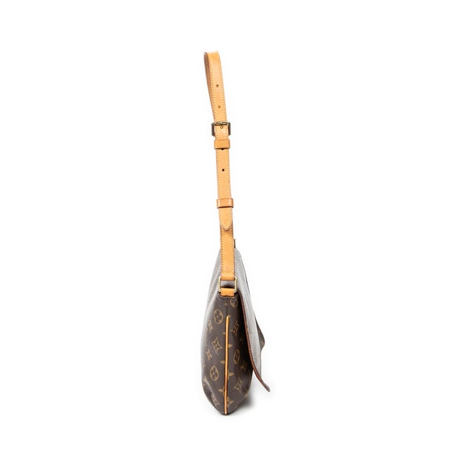 Louis Vuitton Bolsos Musette Tango  Bolso de hombro en Marrón Lona recubierta y Latón dorado hardware. El producto esta en Excelentes Condiciones (A).
  Dimensiones: 25x19x3 cm 
  Accesorios incluidos: None
  Notas de la correa/asa: Ligeras marcas de agua
  BrandCo Paris encuentra artículos raros y en las mejores condiciones a precios increíbles. ¡Vale la pena tener paciencia! Compra con confianza: todos los artículos de BrandCo Paris son seleccionados y autenticados cuidadosamente por nuestro equipo de expertos.
  Todos los artículos vienen con un certificado de autenticidad y un embalaje entregado por BrandCo Paris.
  Tabla de clasificación de la condición del artículo
  N (como nuevo)
  AA (perfecto estado)
  A (excelente estado)
  AB (muy buen estado)
  B (bueno/regular)