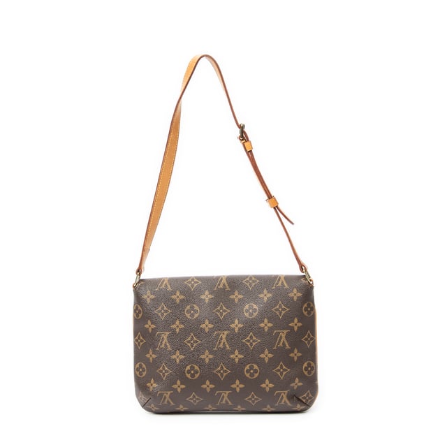 Louis Vuitton Bolsos Musette Tango  Bolso de hombro en Marrón Lona recubierta y Latón dorado hardware. El producto esta en Excelentes Condiciones (A).
  Dimensiones: 25x19x3 cm 
  Accesorios incluidos: None
  Notas de la correa/asa: Ligeras marcas de agua
  BrandCo Paris encuentra artículos raros y en las mejores condiciones a precios increíbles. ¡Vale la pena tener paciencia! Compra con confianza: todos los artículos de BrandCo Paris son seleccionados y autenticados cuidadosamente por nuestro equipo de expertos.
  Todos los artículos vienen con un certificado de autenticidad y un embalaje entregado por BrandCo Paris.
  Tabla de clasificación de la condición del artículo
  N (como nuevo)
  AA (perfecto estado)
  A (excelente estado)
  AB (muy buen estado)
  B (bueno/regular)