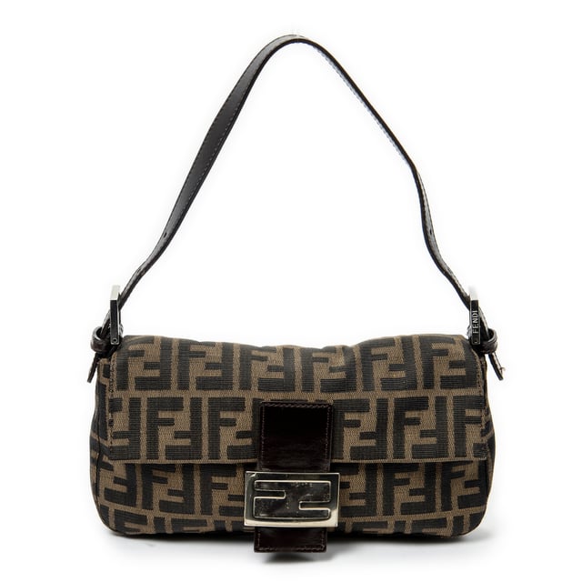 Fendi Bolsos Baguette  Bolso de hombro en Marrón/Negro Lienzo y Plata hardware. El producto esta en Excelentes Condiciones (A).
  Dimensiones: 26x14x3.5 cm 
  Accesorios incluidos: None
  Notas de Hardware: Ligeramente deslustrado
Notas de la correa/asa: Ligeras arrugas, Rasguños leves
  BrandCo Paris encuentra artículos raros y en las mejores condiciones a precios increíbles. ¡Vale la pena tener paciencia! Compra con confianza: todos los artículos de BrandCo Paris son seleccionados y autenticados cuidadosamente por nuestro equipo de expertos.
  Todos los artículos vienen con un certificado de autenticidad y un embalaje entregado por BrandCo Paris.
  Tabla de clasificación de la condición del artículo
  N (como nuevo)
  AA (perfecto estado)
  A (excelente estado)
  AB (muy buen estado)
  B (bueno/regular)