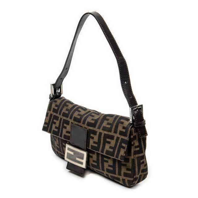 Fendi Bolsos Baguette  Bolso de hombro en Marrón/Negro Lienzo y Plata hardware. El producto esta en Excelentes Condiciones (A).
  Dimensiones: 26x14x3.5 cm 
  Accesorios incluidos: None
  Notas de Hardware: Ligeramente deslustrado
Notas de la correa/asa: Ligeras arrugas, Rasguños leves
  BrandCo Paris encuentra artículos raros y en las mejores condiciones a precios increíbles. ¡Vale la pena tener paciencia! Compra con confianza: todos los artículos de BrandCo Paris son seleccionados y autenticados cuidadosamente por nuestro equipo de expertos.
  Todos los artículos vienen con un certificado de autenticidad y un embalaje entregado por BrandCo Paris.
  Tabla de clasificación de la condición del artículo
  N (como nuevo)
  AA (perfecto estado)
  A (excelente estado)
  AB (muy buen estado)
  B (bueno/regular)