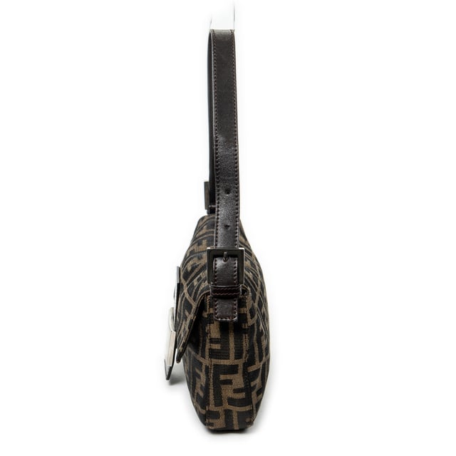 Fendi Bolsos Baguette  Bolso de hombro en Marrón/Negro Lienzo y Plata hardware. El producto esta en Excelentes Condiciones (A).
  Dimensiones: 26x14x3.5 cm 
  Accesorios incluidos: None
  Notas de Hardware: Ligeramente deslustrado
Notas de la correa/asa: Ligeras arrugas, Rasguños leves
  BrandCo Paris encuentra artículos raros y en las mejores condiciones a precios increíbles. ¡Vale la pena tener paciencia! Compra con confianza: todos los artículos de BrandCo Paris son seleccionados y autenticados cuidadosamente por nuestro equipo de expertos.
  Todos los artículos vienen con un certificado de autenticidad y un embalaje entregado por BrandCo Paris.
  Tabla de clasificación de la condición del artículo
  N (como nuevo)
  AA (perfecto estado)
  A (excelente estado)
  AB (muy buen estado)
  B (bueno/regular)
