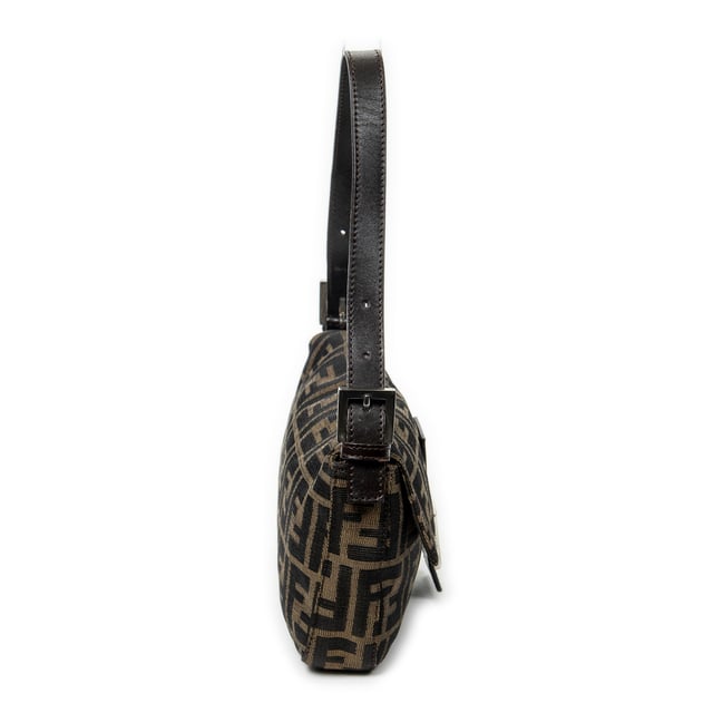 Fendi Bolsos Baguette  Bolso de hombro en Marrón/Negro Lienzo y Plata hardware. El producto esta en Excelentes Condiciones (A).
  Dimensiones: 26x14x3.5 cm 
  Accesorios incluidos: None
  Notas de Hardware: Ligeramente deslustrado
Notas de la correa/asa: Ligeras arrugas, Rasguños leves
  BrandCo Paris encuentra artículos raros y en las mejores condiciones a precios increíbles. ¡Vale la pena tener paciencia! Compra con confianza: todos los artículos de BrandCo Paris son seleccionados y autenticados cuidadosamente por nuestro equipo de expertos.
  Todos los artículos vienen con un certificado de autenticidad y un embalaje entregado por BrandCo Paris.
  Tabla de clasificación de la condición del artículo
  N (como nuevo)
  AA (perfecto estado)
  A (excelente estado)
  AB (muy buen estado)
  B (bueno/regular)