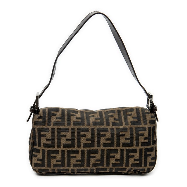 Fendi Bolsos Baguette  Bolso de hombro en Marrón/Negro Lienzo y Plata hardware. El producto esta en Excelentes Condiciones (A).
  Dimensiones: 26x14x3.5 cm 
  Accesorios incluidos: None
  Notas de Hardware: Ligeramente deslustrado
Notas de la correa/asa: Ligeras arrugas, Rasguños leves
  BrandCo Paris encuentra artículos raros y en las mejores condiciones a precios increíbles. ¡Vale la pena tener paciencia! Compra con confianza: todos los artículos de BrandCo Paris son seleccionados y autenticados cuidadosamente por nuestro equipo de expertos.
  Todos los artículos vienen con un certificado de autenticidad y un embalaje entregado por BrandCo Paris.
  Tabla de clasificación de la condición del artículo
  N (como nuevo)
  AA (perfecto estado)
  A (excelente estado)
  AB (muy buen estado)
  B (bueno/regular)