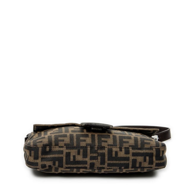 Fendi Bolsos Baguette  Bolso de hombro en Marrón/Negro Lienzo y Plata hardware. El producto esta en Excelentes Condiciones (A).
  Dimensiones: 26x14x3.5 cm 
  Accesorios incluidos: None
  Notas de Hardware: Ligeramente deslustrado
Notas de la correa/asa: Ligeras arrugas, Rasguños leves
  BrandCo Paris encuentra artículos raros y en las mejores condiciones a precios increíbles. ¡Vale la pena tener paciencia! Compra con confianza: todos los artículos de BrandCo Paris son seleccionados y autenticados cuidadosamente por nuestro equipo de expertos.
  Todos los artículos vienen con un certificado de autenticidad y un embalaje entregado por BrandCo Paris.
  Tabla de clasificación de la condición del artículo
  N (como nuevo)
  AA (perfecto estado)
  A (excelente estado)
  AB (muy buen estado)
  B (bueno/regular)