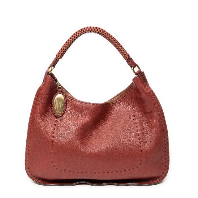 Fendi Bolsos Large Selleria Hobo  Bolso de hombro en Granate Piel de becerro y Oro hardware. El producto esta en Excelentes Condiciones (A).
  Dimensiones: 42x29x11 cm 
  Accesorios incluidos: Dustbag
  Notas de Exterior: Grietas en las esquinas
Notas de la correa/asa: Ligeramente usado
  BrandCo Paris encuentra artículos raros y en las mejores condiciones a precios increíbles. ¡Vale la pena tener paciencia! Compra con confianza: todos los artículos de BrandCo Paris son seleccionados y autenticados cuidadosamente por nuestro equipo de expertos.
  Todos los artículos vienen con un certificado de autenticidad y un embalaje entregado por BrandCo Paris.
  Tabla de clasificación de la condición del artículo
  N (como nuevo)
  AA (perfecto estado)
  A (excelente estado)
  AB (muy buen estado)
  B (bueno/regular)