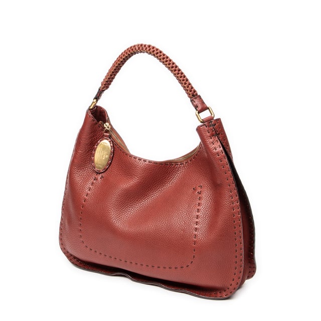 Fendi Bolsos Large Selleria Hobo  Bolso de hombro en Granate Piel de becerro y Oro hardware. El producto esta en Excelentes Condiciones (A).
  Dimensiones: 42x29x11 cm 
  Accesorios incluidos: Dustbag
  Notas de Exterior: Grietas en las esquinas
Notas de la correa/asa: Ligeramente usado
  BrandCo Paris encuentra artículos raros y en las mejores condiciones a precios increíbles. ¡Vale la pena tener paciencia! Compra con confianza: todos los artículos de BrandCo Paris son seleccionados y autenticados cuidadosamente por nuestro equipo de expertos.
  Todos los artículos vienen con un certificado de autenticidad y un embalaje entregado por BrandCo Paris.
  Tabla de clasificación de la condición del artículo
  N (como nuevo)
  AA (perfecto estado)
  A (excelente estado)
  AB (muy buen estado)
  B (bueno/regular)