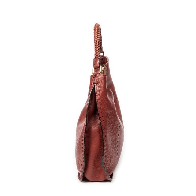 Fendi Bolsos Large Selleria Hobo  Bolso de hombro en Granate Piel de becerro y Oro hardware. El producto esta en Excelentes Condiciones (A).
  Dimensiones: 42x29x11 cm 
  Accesorios incluidos: Dustbag
  Notas de Exterior: Grietas en las esquinas
Notas de la correa/asa: Ligeramente usado
  BrandCo Paris encuentra artículos raros y en las mejores condiciones a precios increíbles. ¡Vale la pena tener paciencia! Compra con confianza: todos los artículos de BrandCo Paris son seleccionados y autenticados cuidadosamente por nuestro equipo de expertos.
  Todos los artículos vienen con un certificado de autenticidad y un embalaje entregado por BrandCo Paris.
  Tabla de clasificación de la condición del artículo
  N (como nuevo)
  AA (perfecto estado)
  A (excelente estado)
  AB (muy buen estado)
  B (bueno/regular)