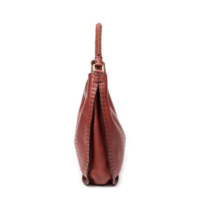 Fendi Bolsos Large Selleria Hobo  Bolso de hombro en Granate Piel de becerro y Oro hardware. El producto esta en Excelentes Condiciones (A).
  Dimensiones: 42x29x11 cm 
  Accesorios incluidos: Dustbag
  Notas de Exterior: Grietas en las esquinas
Notas de la correa/asa: Ligeramente usado
  BrandCo Paris encuentra artículos raros y en las mejores condiciones a precios increíbles. ¡Vale la pena tener paciencia! Compra con confianza: todos los artículos de BrandCo Paris son seleccionados y autenticados cuidadosamente por nuestro equipo de expertos.
  Todos los artículos vienen con un certificado de autenticidad y un embalaje entregado por BrandCo Paris.
  Tabla de clasificación de la condición del artículo
  N (como nuevo)
  AA (perfecto estado)
  A (excelente estado)
  AB (muy buen estado)
  B (bueno/regular)