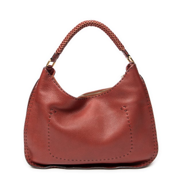 Fendi Bolsos Large Selleria Hobo  Bolso de hombro en Granate Piel de becerro y Oro hardware. El producto esta en Excelentes Condiciones (A).
  Dimensiones: 42x29x11 cm 
  Accesorios incluidos: Dustbag
  Notas de Exterior: Grietas en las esquinas
Notas de la correa/asa: Ligeramente usado
  BrandCo Paris encuentra artículos raros y en las mejores condiciones a precios increíbles. ¡Vale la pena tener paciencia! Compra con confianza: todos los artículos de BrandCo Paris son seleccionados y autenticados cuidadosamente por nuestro equipo de expertos.
  Todos los artículos vienen con un certificado de autenticidad y un embalaje entregado por BrandCo Paris.
  Tabla de clasificación de la condición del artículo
  N (como nuevo)
  AA (perfecto estado)
  A (excelente estado)
  AB (muy buen estado)
  B (bueno/regular)