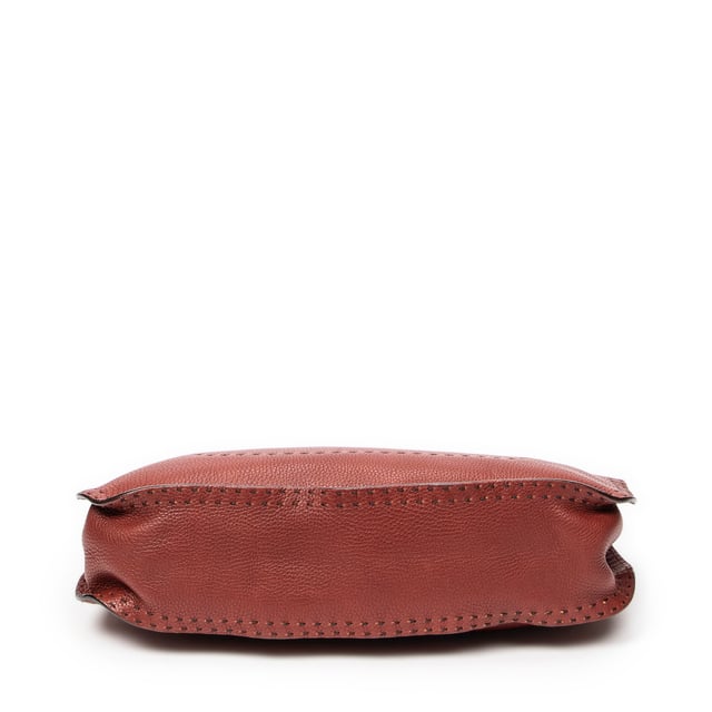 Fendi Bolsos Large Selleria Hobo  Bolso de hombro en Granate Piel de becerro y Oro hardware. El producto esta en Excelentes Condiciones (A).
  Dimensiones: 42x29x11 cm 
  Accesorios incluidos: Dustbag
  Notas de Exterior: Grietas en las esquinas
Notas de la correa/asa: Ligeramente usado
  BrandCo Paris encuentra artículos raros y en las mejores condiciones a precios increíbles. ¡Vale la pena tener paciencia! Compra con confianza: todos los artículos de BrandCo Paris son seleccionados y autenticados cuidadosamente por nuestro equipo de expertos.
  Todos los artículos vienen con un certificado de autenticidad y un embalaje entregado por BrandCo Paris.
  Tabla de clasificación de la condición del artículo
  N (como nuevo)
  AA (perfecto estado)
  A (excelente estado)
  AB (muy buen estado)
  B (bueno/regular)