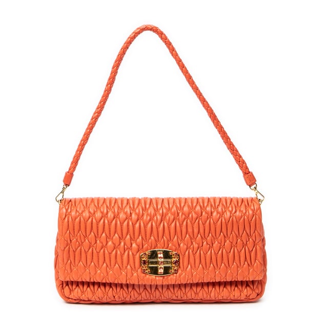 Miu Miu Bolsos Small Crystal Chain Flap Clutch  Bolso de hombro en Naranja Piel de becerro y Oro hardware. El producto esta en Excelentes Condiciones (A).
  Dimensiones: 28x14x3.5 cm 
  Accesorios incluidos: Strap; Crystal Chain Strap
  
  BrandCo Paris encuentra artículos raros y en las mejores condiciones a precios increíbles. ¡Vale la pena tener paciencia! Compra con confianza: todos los artículos de BrandCo Paris son seleccionados y autenticados cuidadosamente por nuestro equipo de expertos.
  Todos los artículos vienen con un certificado de autenticidad y un embalaje entregado por BrandCo Paris.
  Tabla de clasificación de la condición del artículo
  N (como nuevo)
  AA (perfecto estado)
  A (excelente estado)
  AB (muy buen estado)
  B (bueno/regular)