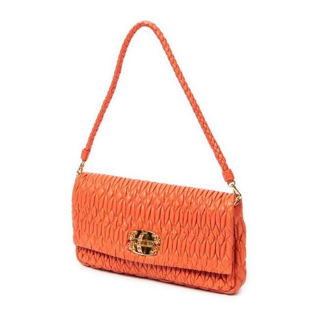Miu Miu Bolsos Small Crystal Chain Flap Clutch  Bolso de hombro en Naranja Piel de becerro y Oro hardware. El producto esta en Excelentes Condiciones (A).
  Dimensiones: 28x14x3.5 cm 
  Accesorios incluidos: Strap; Crystal Chain Strap
  
  BrandCo Paris encuentra artículos raros y en las mejores condiciones a precios increíbles. ¡Vale la pena tener paciencia! Compra con confianza: todos los artículos de BrandCo Paris son seleccionados y autenticados cuidadosamente por nuestro equipo de expertos.
  Todos los artículos vienen con un certificado de autenticidad y un embalaje entregado por BrandCo Paris.
  Tabla de clasificación de la condición del artículo
  N (como nuevo)
  AA (perfecto estado)
  A (excelente estado)
  AB (muy buen estado)
  B (bueno/regular)